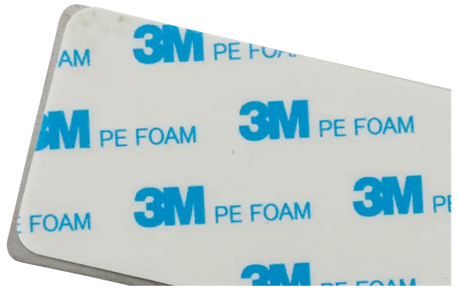 Rektangulær 3M PE-skumklæbepude, hvid med blå 3M PE FOAM-logo, afrundede hjørner, dobbeltsidet til montering eller fastgørelse på forskellige overflader.