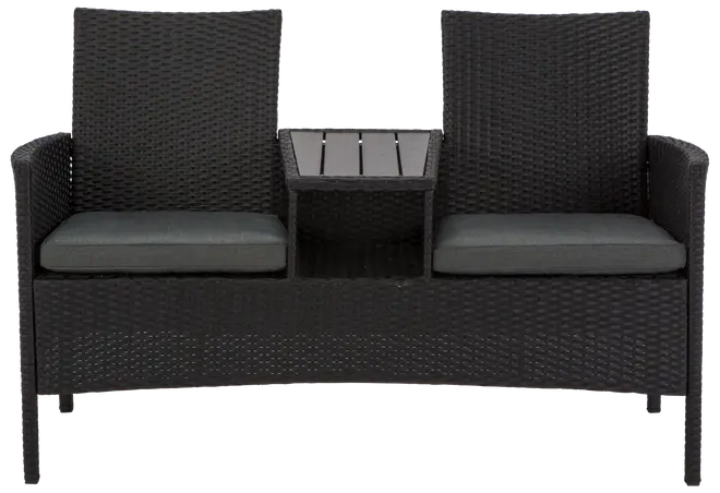 Udendørs bænk med to sæder, sort rattanramme, grå sædehynder og indbygget bord i midten. Velegnet til terrasse eller have, vejrbestandigt materiale.