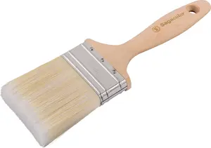 Bred malerpensel med lyse syntetiske børster, solidt metalbånd og glat træhåndtag med ophængshul. Perfekt til jævn maling af store overflader.