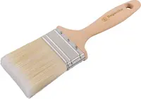 Flad pensel med lyse syntetiske børster, 35 mm bred, træhåndtag med ophængshul og metalbånd. Velegnet til maling eller lakering af glatte overflader.