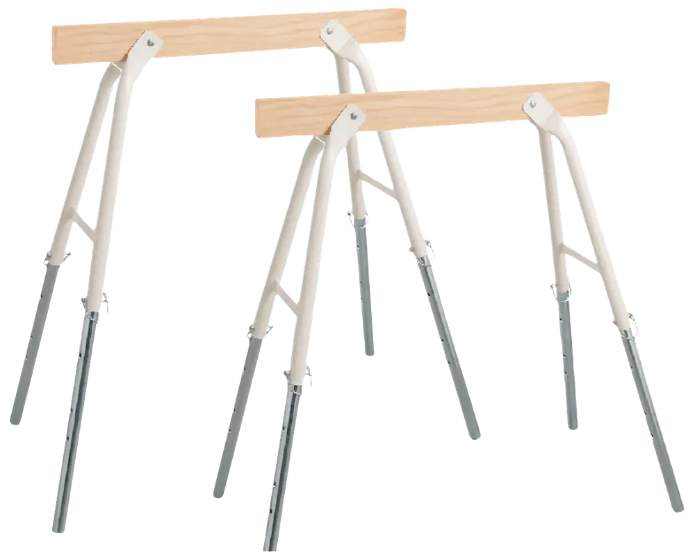 Två justerbara bockar med metallben och träöverdel. Fällbar design för enkel förvaring, passar för att stödja arbetsytor eller material vid bygg- eller gör-det-själv-projekt.