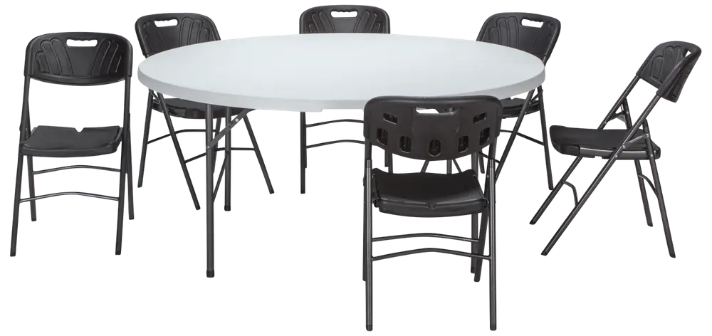 Rundt hvidt klapbord med seks sorte klapstole. Bordet har metalben, stolene har formede plastiksæder og ryg. Velegnet til arrangementer, møder eller spisning.