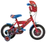 Barncykel med Spider-Man-tema, röd med blå sadel, stödhjul, kedjeskydd och matchande hjälm på styret. Utrustad med nätgrafik och stänkskärmar.