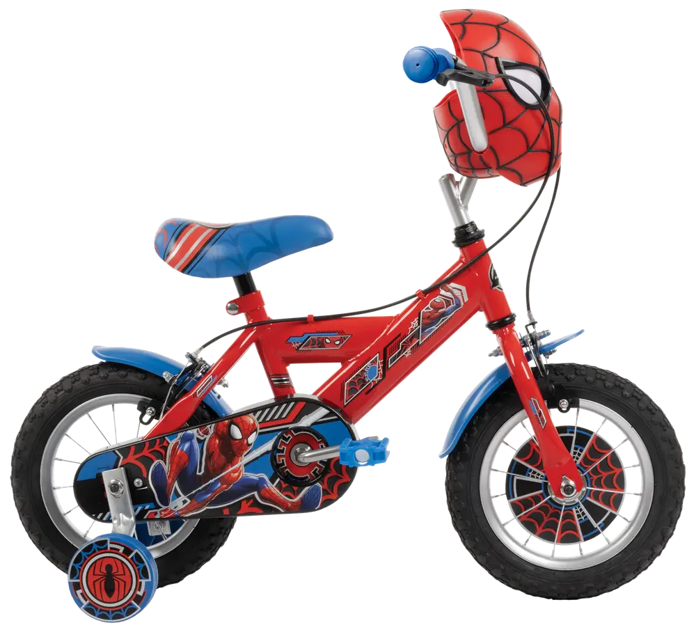 Barncykel med Spider-Man-tema, röd med blå sadel, stödhjul, kedjeskydd och matchande hjälm på styret. Utrustad med nätgrafik och stänkskärmar.