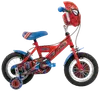 Børnecykel med Spider-Man tema, rød med blå sæde, støttehjul, kædeskærm og matchende hjelm på styret. Webgrafik og sikkerhedsskærme inkluderet.