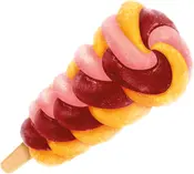 Farverig snoet ispind med lyserøde, røde og orange striber på en træpind. Overfladen er frostet, hvilket viser, at den er frossen og klar til at spise.