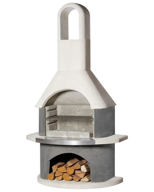 Udendørs grill i beton med skorsten, grillrist i rustfrit stål og opbevaringsrum til brænde nederst. Moderne design i grå og hvid, velegnet til have eller terrasse.