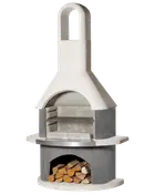 Udendørs grill i beton med skorsten, grillrist i rustfrit stål og opbevaringsrum til brænde nederst. Moderne design i grå og hvid, velegnet til have eller terrasse.