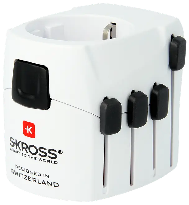 Hvid universal rejseadapter med flere udtrækkelige stik, sorte knapper og SKROSS-logo. Kompakt design, passer til internationale stikkontakter, mærket 'Designed in Switzerland' foran.