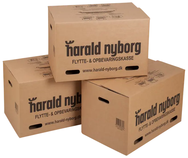 Stak af brune papflytte- og opbevaringskasser med håndtag, mærket 'Harald Nyborg'. Robust konstruktion, velegnet til pakning, opbevaring eller transport. Trykte instruktioner på toppen.