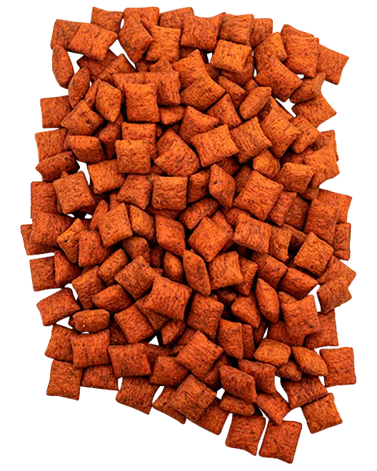 Hob af orange, firkantede tørfoderstykker med sprød, krydret tekstur.