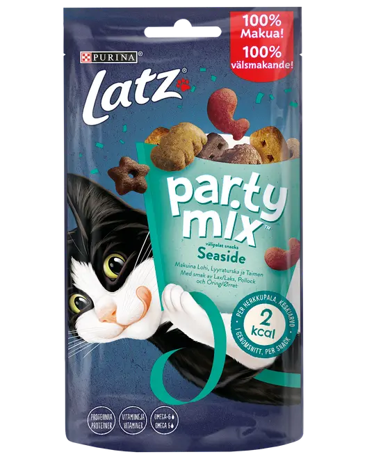 Latz Party Mix Seaside kattgodis, 60g återförslutningsbar påse. Innehåller krispiga fiskformade snacks med smak av lax, kolja och öring. Med vitaminer, protein och omega-6.