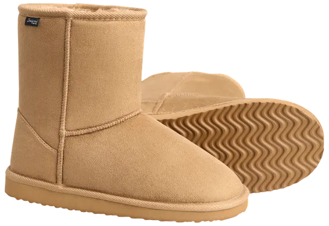 Lysebrune ruskindsstøvler med mellemhøjt skaft, blødt for og rillet gummisål. Synlige syninger og lille mærkat ved kanten. Perfekte til vinterbrug og komfort.