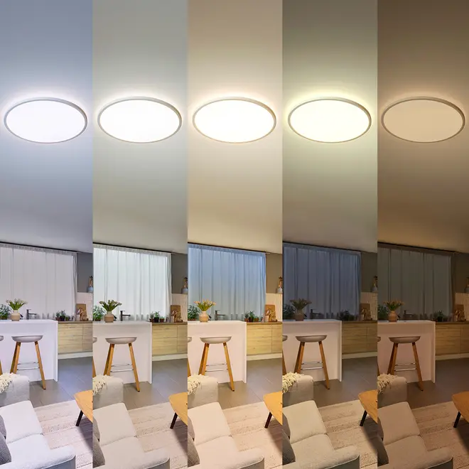 Moderne rund loftlampe med fem justerbare farvetemperaturer, fra koldt hvidt til varmt gult lys, der oplyser en stue med neutrale møbler. Perfekt til fleksibel belysning.