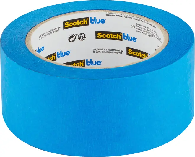 En rulle Scotch Blue malertape, bred og klar blå farve, papiragtig tekstur. Perfekt til afdækning ved maling. Inderkerne viser mærke- og produktinformation.