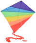 Drage formet som en diamant med regnbuefarvede striber i lilla, blå, grøn, gul, orange og rød. Har lang rød hale og hvid snor. Let og velegnet til udendørs brug.