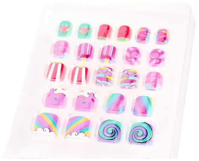 Ark med farverige påsætningsnegle med sjove motiver som regnbuer, spiraler, striber og tegneseriemønstre. Hver negl har sit eget unikke og livlige design.
