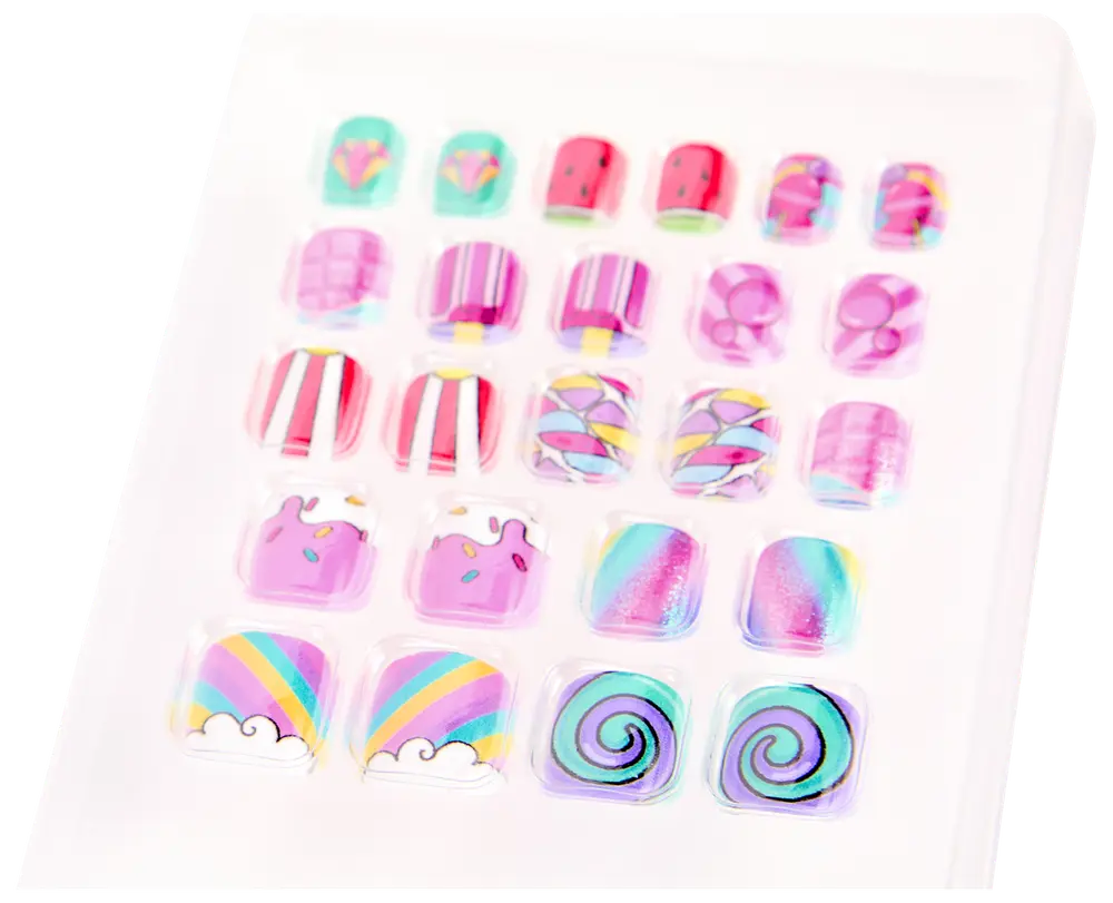 Ark med farverige påsætningsnegle med sjove motiver som regnbuer, spiraler, striber og tegneseriemønstre. Hver negl har sit eget unikke og livlige design.