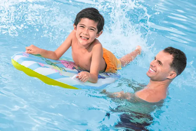 Farverig oppustelig badebadering med tegneseriedesign, velegnet til børn. Rektangulær form med afrundede kanter, let og nem at bruge til svømning eller afslapning i vandet.