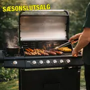 Stor sort gasgrill med seks kontrolknapper, åbent låg, griller pølser, majs og spyd. Sidebrænder med gryde. Udendørs miljø, perfekt til grillfester og sammenkomster.