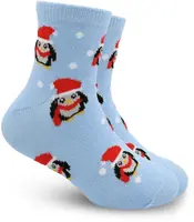 Ljusblå ankelsockor med motiv av pingviner i röd tomteluva och halsduk samt vita snöflingor. Mjukt, stretchigt material, perfekt för vinter eller jul.