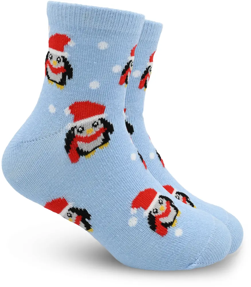 Ljusblå ankelsockor med motiv av pingviner i röd tomteluva och halsduk samt vita snöflingor. Mjukt, stretchigt material, perfekt för vinter eller jul.