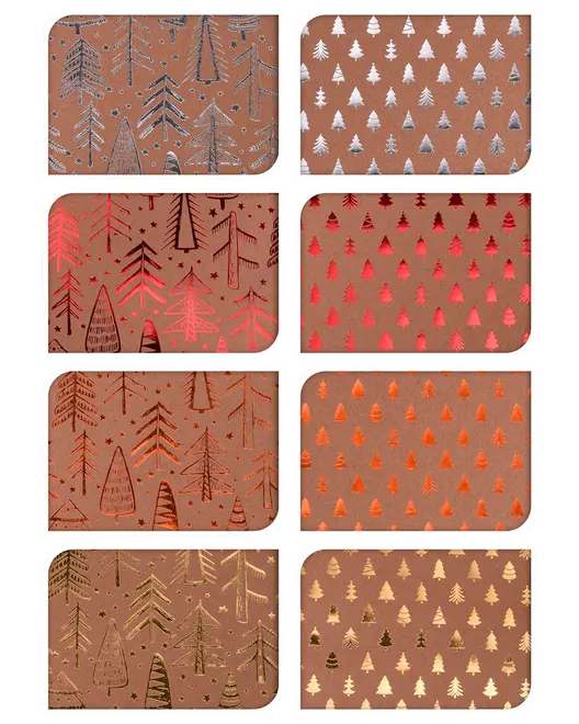 Set med åtta bruna presentetiketter med metallic julgransmotiv i silver, rött, orange och guld. Varje etikett har unika trädmönster och rundade hörn.