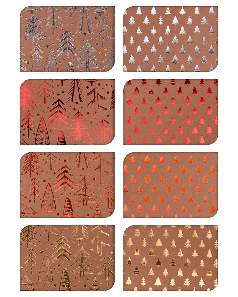 Set med åtta bruna presentetiketter med metallic julgransmotiv i silver, rött, orange och guld. Varje etikett har unika trädmönster och rundade hörn.
