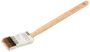Platt pensel med långt trähandtag och mjuka bruna borst. Perfekt för målning eller lackering, har upphängningshål och etikett på penselhuvudet.