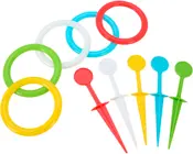Farverigt ringspil med seks plastikkast-ringe og seks spyd i forskellige farver. Spyddene har pointtal, velegnet til udendørs eller indendørs leg.