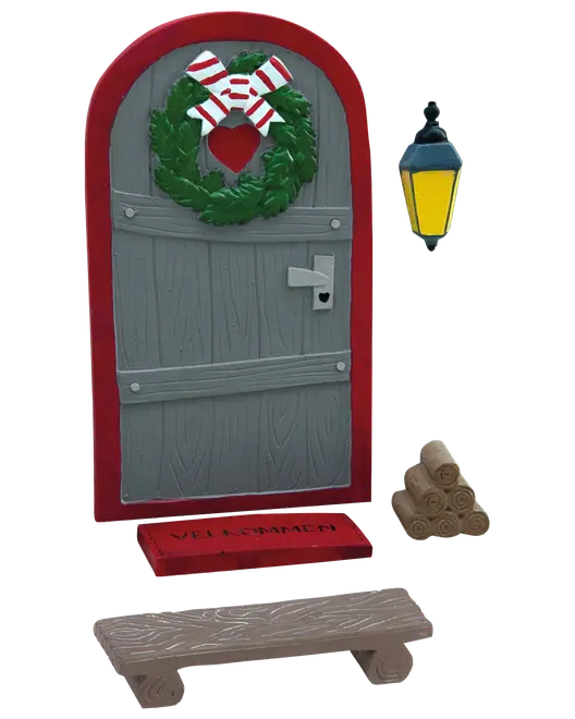 Miniature juledekoration med grå dør, rød ramme, krans, velkomstmåtte, lanterne, brænde og bænk. Perfekt til festlig udsmykning og nissedør installationer.