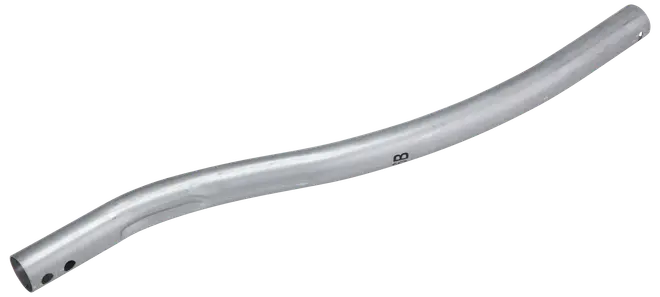 Böjt metallrör med silverfärgad yta och förborrade hål i ena änden. Används för elinstallationer och skyddar kablar.