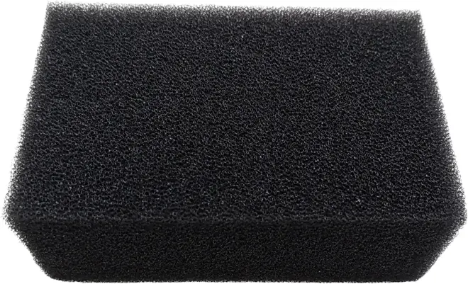 Rektangulær sort skumsvamp med grov, åben struktur. Velegnet til filtrering, rengøring eller akvariebrug. Let og holdbar, nem at skylle og genbruge.