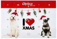 Adventskalender för hundar med två hundar i tomteluva, juldekorationer och numrerade luckor för dagliga godsaker. Från Chrisco, med festlig juldesign.