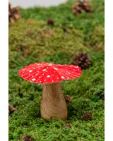Dekorativ svamp i trä med naturlig fot och röd hatt med vita prickar. Cirka 10 cm hög, handmålad. Passar till hem- eller trädgårdsdekoration.