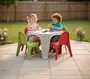 Udendørs børnebordssæt med fire farverige plaststole (rød og grøn), robust firkantet bord, velegnet til kreative aktiviteter. Perfekt til have eller terrasse.