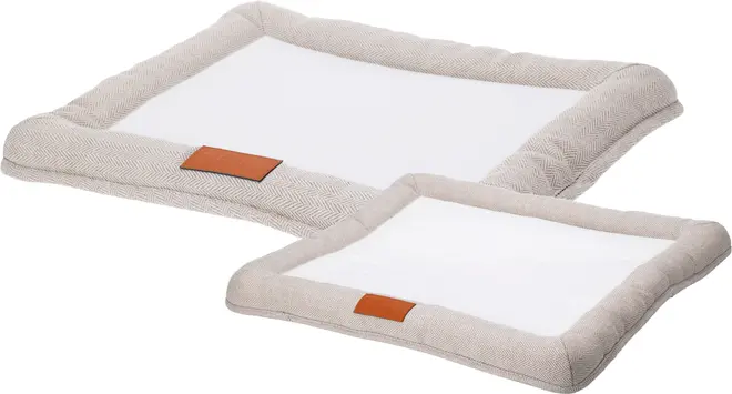 Sæt med to rektangulære kæledyrssenge med bløde beige kanter i sildebensmønster, hvid midte og brun lædermærkat. Lav profil, egnet til små og mellemstore kæledyr.