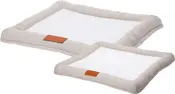 Sæt med to rektangulære kæledyrssenge med bløde beige kanter i sildebensmønster, hvid midte og brun lædermærkat. Lav profil, egnet til små og mellemstore kæledyr.