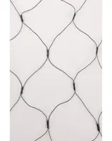 Svart säkerhetsnät i nylon med diamantformat maskmönster och förstärkta knutar i skarvarna. Lätt, slitstarkt och passar för balkong- eller trappräcke, inomhus och utomhus.