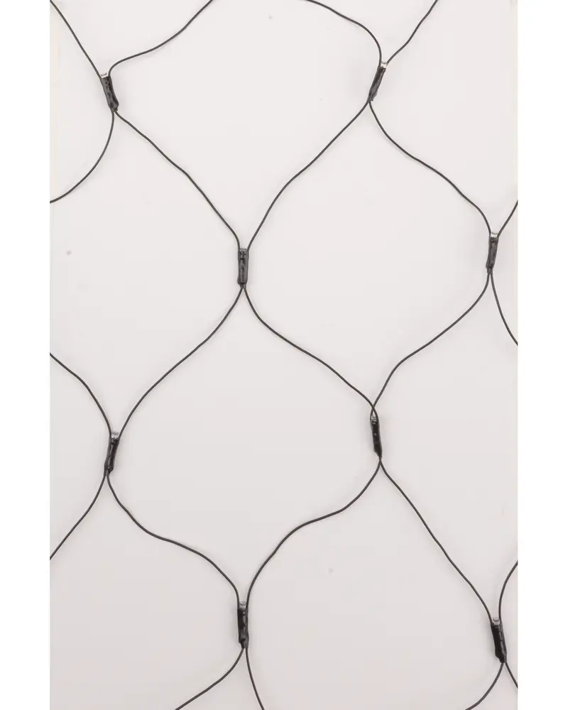 Svart säkerhetsnät i nylon med diamantformat maskmönster och förstärkta knutar i skarvarna. Lätt, slitstarkt och passar för balkong- eller trappräcke, inomhus och utomhus.