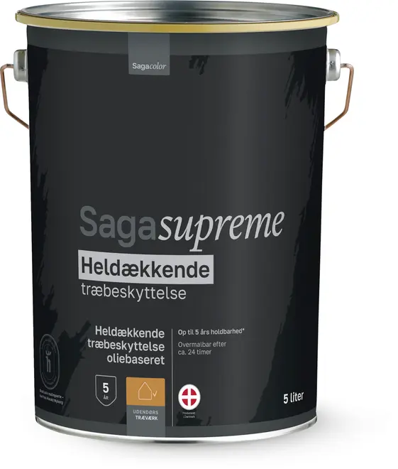 Sort 5-liters metalspand med håndtag, mærket 'Saga Supreme Heldækkende Træbeskyttelse', oliebaseret, til udendørs træværk, op til 5 års holdbarhed, produceret i Danmark.