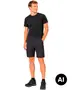 Sort T-shirt med rund hals og sorte knælange cargoshorts med sidelomme og slank, sporty pasform, vist med sorte sneakers. - Billedet er skabt med AI