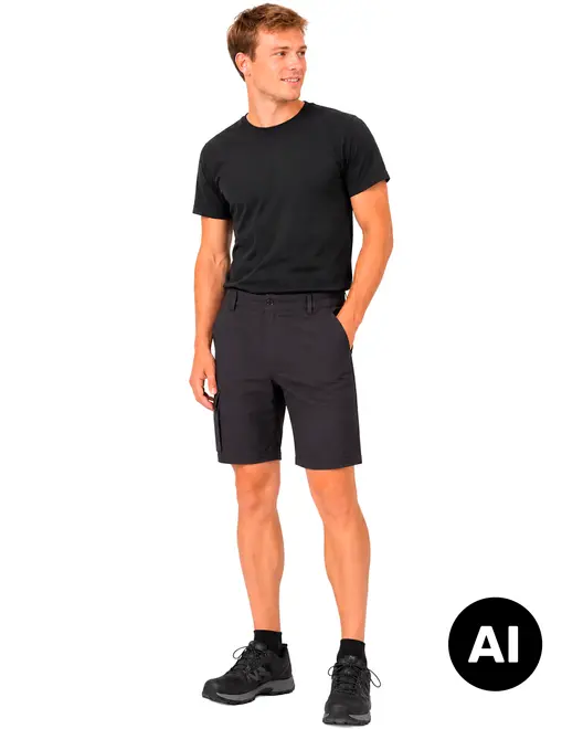 Sort T-shirt med rund hals og sorte knælange cargoshorts med sidelomme og slank, sporty pasform, vist med sorte sneakers. - Billedet er skabt med AI
