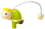 Grøn skildpaddeformet badlegetøj med gul krone, store øjne og fleksibel slange med blomsterformet sprøjte. Fremstillet af plast, designet til børns vandleg.