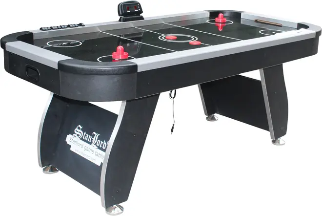 Sort airhockeybord med elektronisk scoretavle, to røde pushere, to røde pucke, solide ben og sølvkant. Egnet til hjemmet eller rekreation. Moderne design med spillemarkeringer.