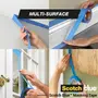 Scotch Blue malertape, blå farve, vises påført på forskellige overflader som vægge, lister, glas og træ. Velegnet til flere overflader, ideel til maler- og afdækningsopgaver.