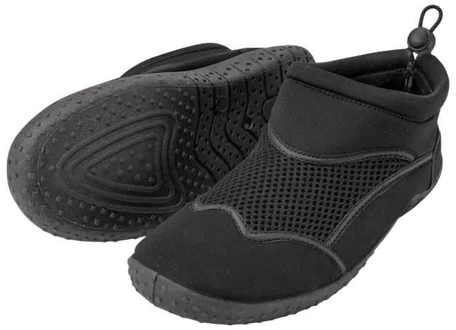 Sort badesko med åndbart mesh, skridsikker gummisål og justerbar snøre bagpå. Let slip-on design, ideel til vandaktiviteter og strandbrug.