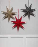 Set med tre hängande pappersstjärnor i beige, grå och röd, åtta uddar och små perforerade mönster, perfekta för festlig dekoration.