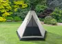 Pyramideformet beige telt med sort kant, meshdør foran og trekantede vinduer. Velegnet til udendørs camping, opsat på græs, plads til 2-4 personer. Vejrbestandigt materiale.