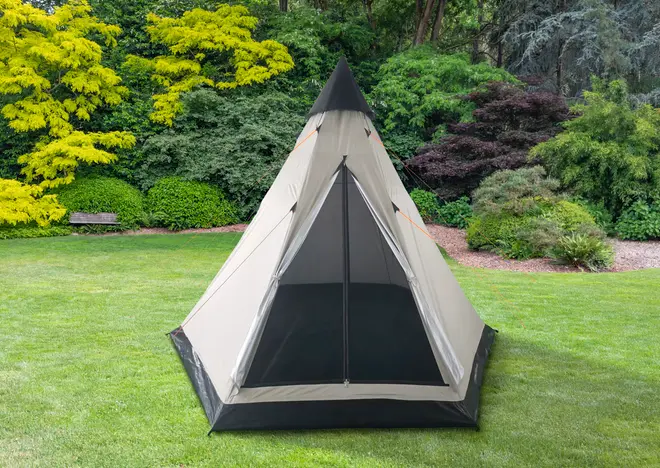 Pyramideformet beige telt med sort kant, meshdør foran og trekantede vinduer. Velegnet til udendørs camping, opsat på græs, plads til 2-4 personer. Vejrbestandigt materiale.